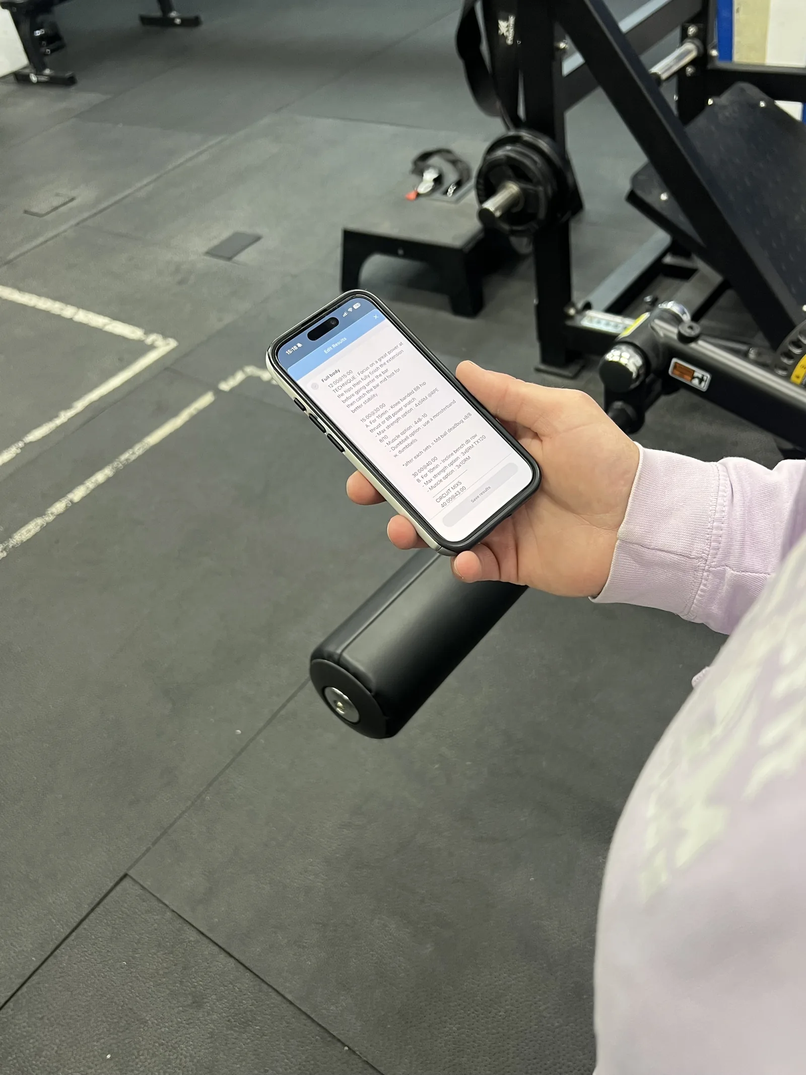 Programme d’entraînement personnalisé consulté sur un téléphone